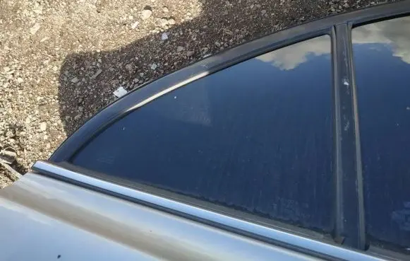 Rear vent window glass