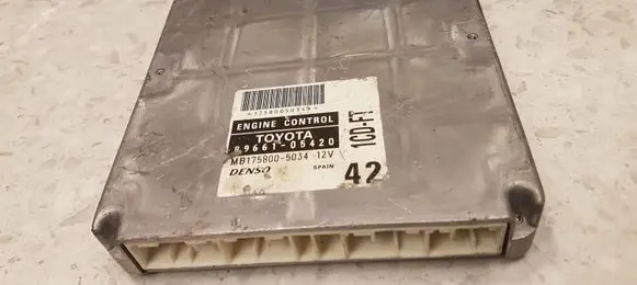 Toyota Avensis T220 Engine control unit/module 8966105420 MB1758005034