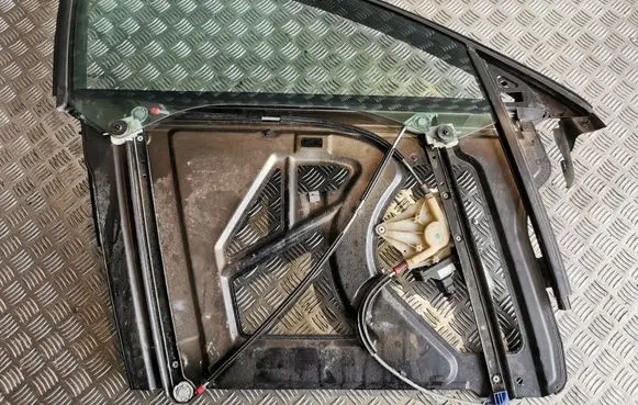 Audi A3 S3 8L Front door window/glass frame 