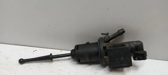 Volkswagen PASSAT B6 Clutch master cylinder 3C0721388E