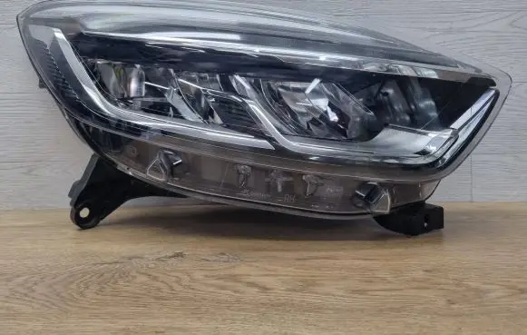 Renault Captur Headlight/headlamp 260107244R