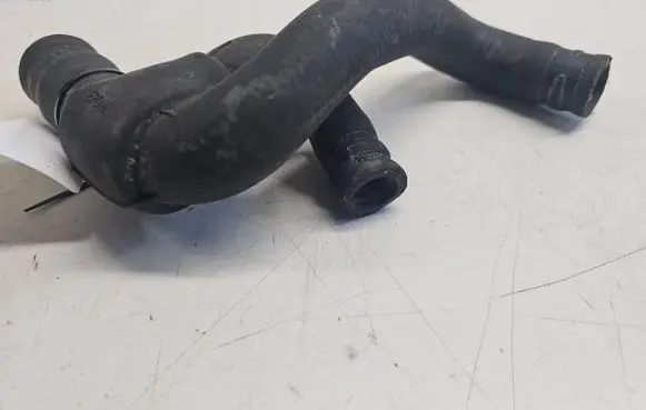 Volkswagen Golf III Engine coolant pipe/hose 037121058B