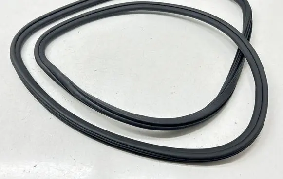 Porsche Macan (95B) Front door rubber seal 95B831721B