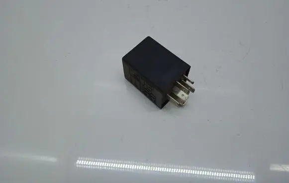 Volkswagen PASSAT B3 Window wiper relay 431955531