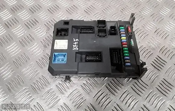 Peugeot 207 Fuse module 9664983180