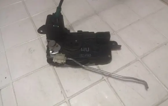 Opel Zafira B Front door lock 13220369