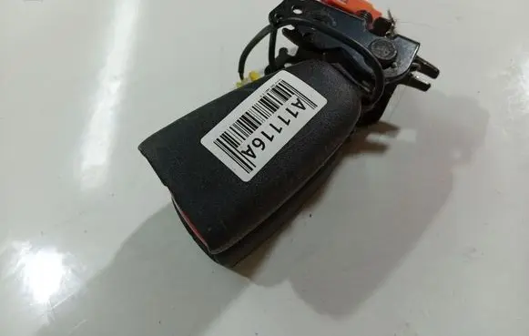 Volvo S80 Middle seatbelt buckle (rear) 6841622