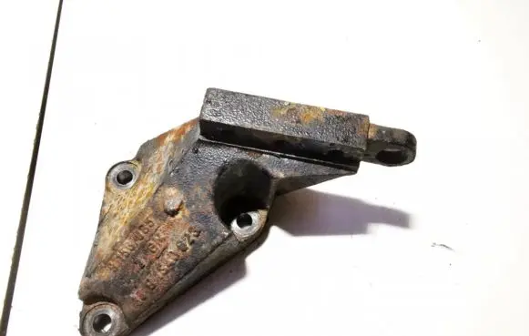 Engine mounting bracket