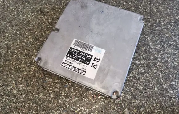 Toyota Avensis T220 Engine control unit/module 8966105310