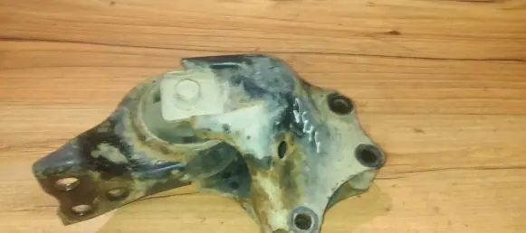 Mazda 323 F Engine mount bracket