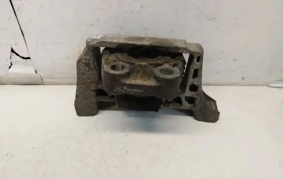 Volvo V50 Engine mount bracket 7M516F012YA 70710548
