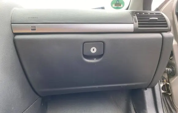 Peugeot 407 Glove box