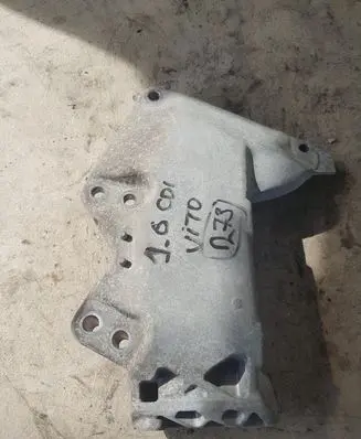 Engine mount vacuum valve