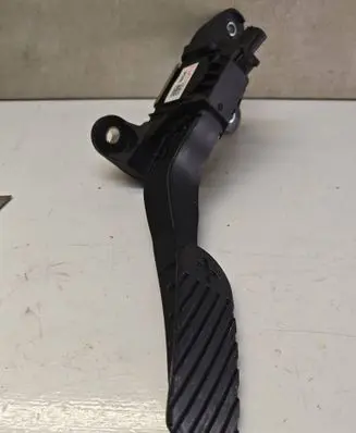 Accelerator throttle pedal