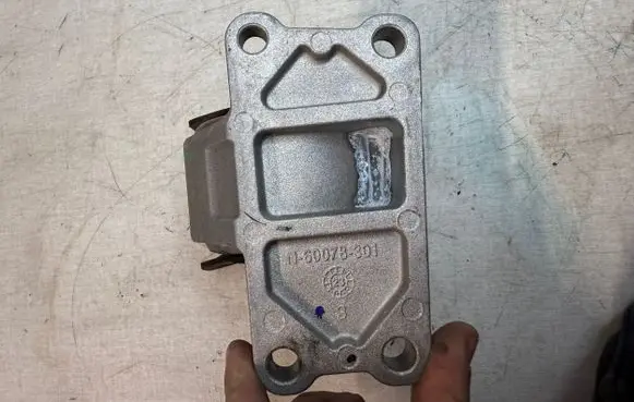 Land Rover Defender Gearbox mount JPLA6068AB CRGPBXCA10 18112023A