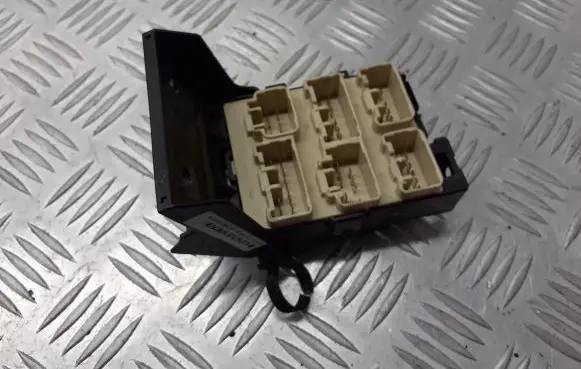 Toyota Avensis T250 Fuse box cover 82734-05030
