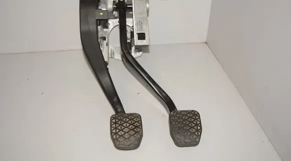 BMW 1 E81 E87 Brake pedal 6761310 6751665