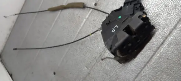 Mazda 3 I Front door lock