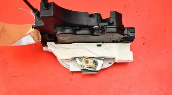 Mitsubishi Lancer VIII Front door lock