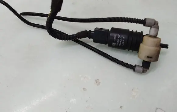 Opel Insignia A Windscreen/windshield washer pump 13250357