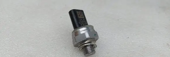 Audi Q2 - Oil pressure sensor 05E906277A