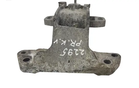 Peugeot 508 Engine mount bracket