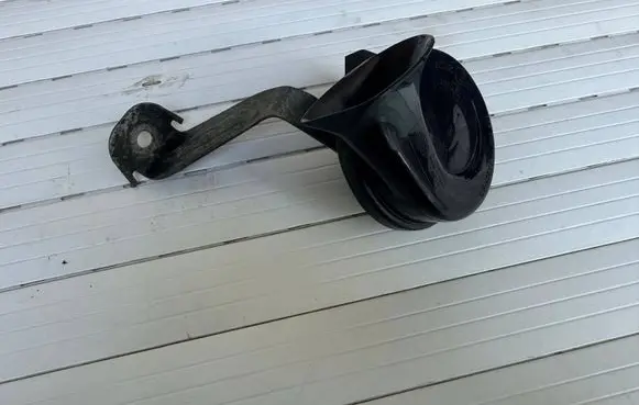 Volkswagen PASSAT B6 Horn signal 3C0951221