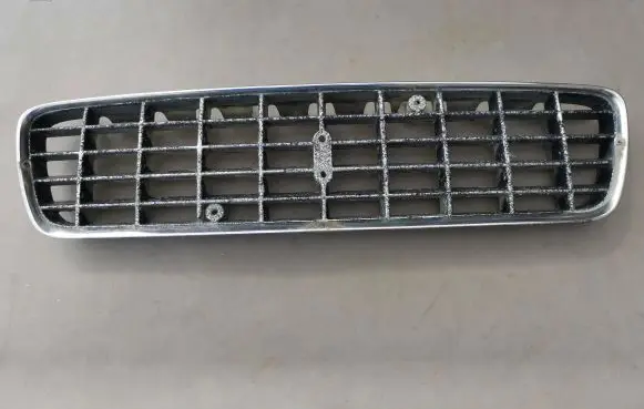 Volvo S60 Front bumper upper radiator grill VV070131