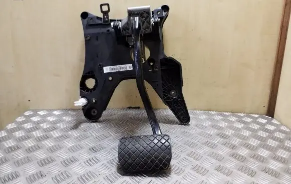 Volkswagen Touareg II Brake pedal 7P0723031M 7P0723117D 7P0723130