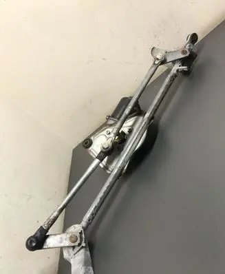 Toyota RAV 4 (XA20) Front wiper linkage and motor