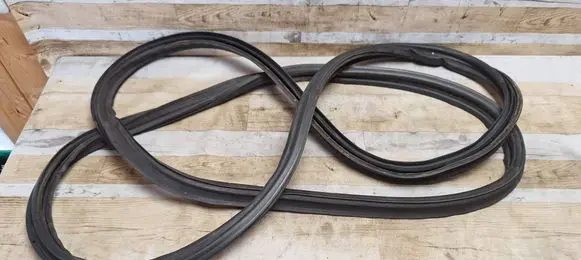 Trunk rubber seal (body)