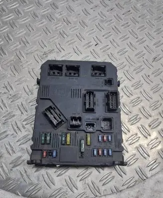 Peugeot 407 Fuse module 9655221080 S120104700J BSIS0200