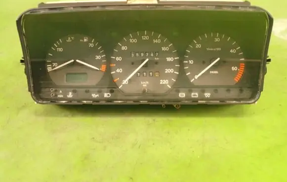 Volkswagen PASSAT B4 Speedometer (instrument cluster) 3A0919033C