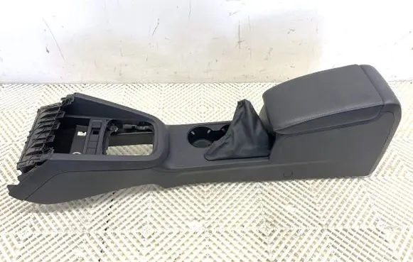 Volkswagen Jetta VI Center console 