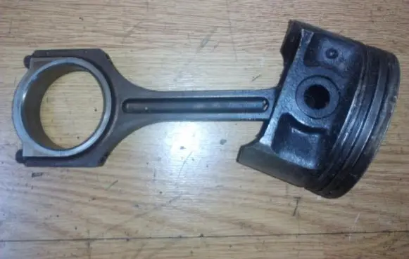 Hyundai Santa Fe Piston with connecting rod