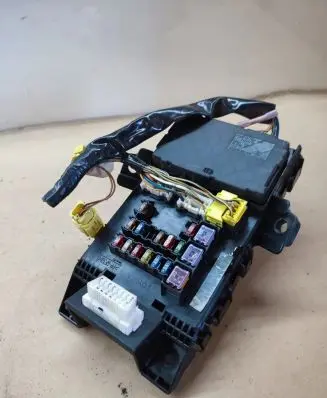 Toyota Avensis T220 Fuse module 8264105011