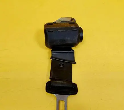 Audi A4 S4 B5 8D Middle seatbelt (rear) 0424014