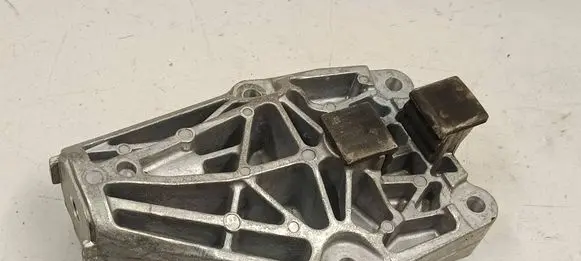 Engine mounting bracket