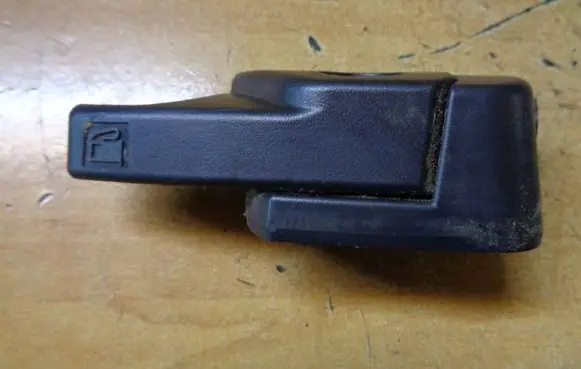 Mitsubishi Space Star Fuel tank opening switch 