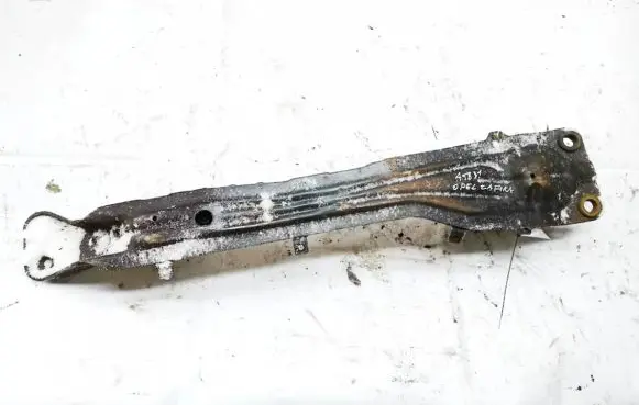 Opel Zafira A Engine mount bracket