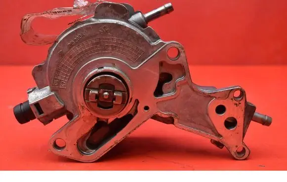 Volkswagen Golf V Vacuum pump 038145209N
