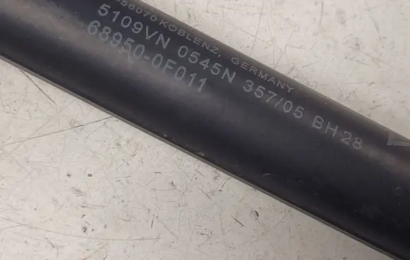 Toyota Corolla Verso AR10 Tailgate/trunk strut/damper 689500F011