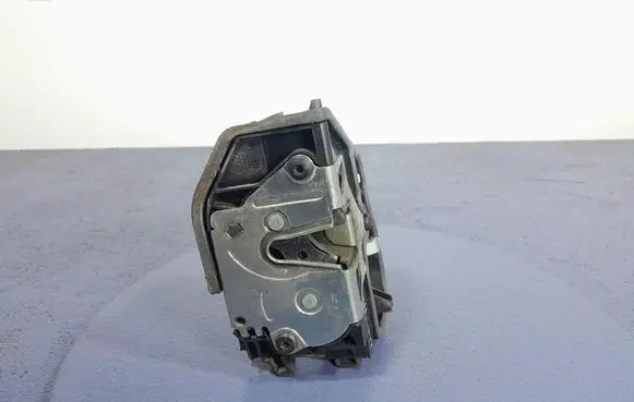 BMW 1 E81 E87 Front door lock 7167077