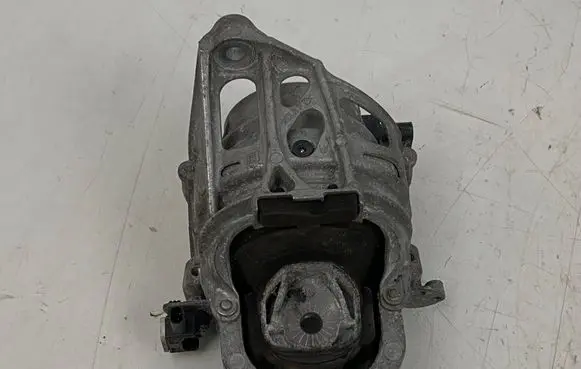 Audi SQ7 Engine mount bracket 782215151018