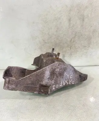 Volkswagen PASSAT B5.5 Engine mounting bracket 8e0199351