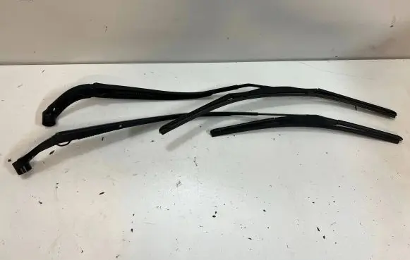Mazda 3 III Front wiper blade arm
