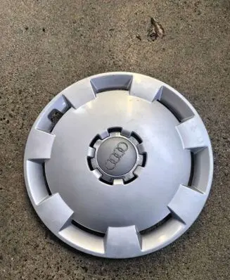 Audi A6 S6 C5 4B R16 wheel hub/cap/trim 8P0601147A