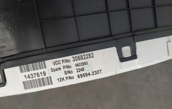 Volvo S60 Speedometer (instrument cluster) 30682282