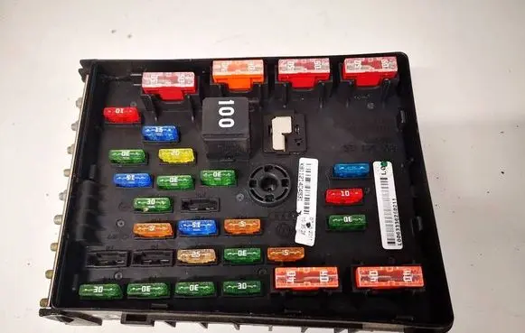 Volkswagen PASSAT B7 Fuse box set 3C0937125A 63595743