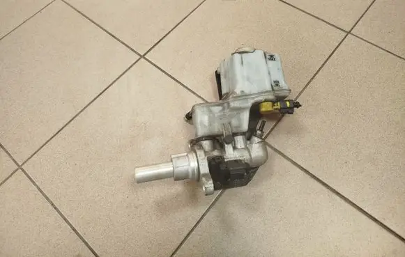 Volkswagen PASSAT B8 Master brake cylinder 5Q2611301H
